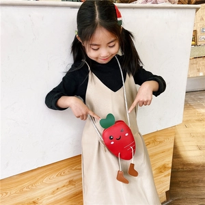 Détail du mini sac bandoulière carotte rouge avec visage mignon et décor feuille