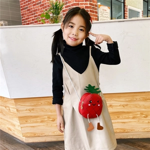 Détail du sac bandoulière fraise rouge pour enfant avec smiley et breloques bottes