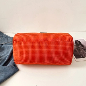 Sac bandoulière en nylon orange à carreaux blancs avec un design sportif et léger