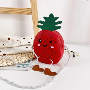 Détail macro du sac enfant ananas rouge avec pieds mignons et accents de feuilles