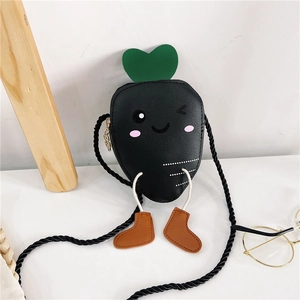 Détail du sac à bandoulière carotte noire avec visage souriant et jambes pendantes