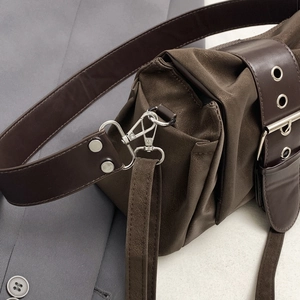 Sac sous le bras marron foncé rétro avec boucle argentée et large bandoulière