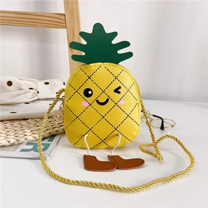 Détail du sac enfant ananas jaune avec visage mignon et texture en similicuir matelassé