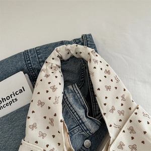 Schultertasche aus Cord mit Blumen-Schleifen-Print auf Denim-Hintergrund für Mädchen