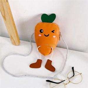 Vue détaillée du sac bandoulière carotte pour enfants avec jambes 3D sur fond blanc