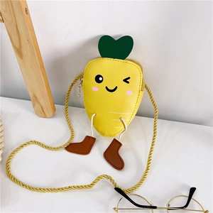 Détail du sac bandoulière carotte pour enfants avec yeux de dessin animé et sangle dorée