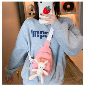 Sac bandoulière rose en toile avec charm lapin en peluche et bandoulière réglable blanche