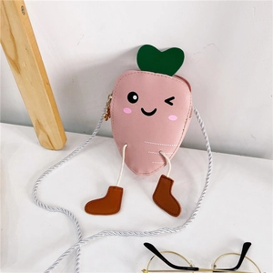 Détail du sac bandoulière carotte rose pour enfant avec visage mignon et bottes