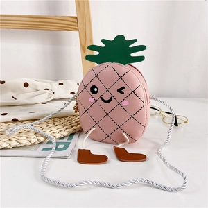 Détail du sac à bandoulière ananas rose pour fille avec visage mignon et petits pieds