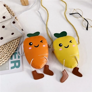 Détail de mini sacs en forme de carotte avec visages animés et petites pattes en 3D
