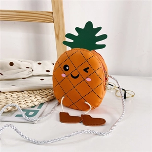 Détail du sac bandoulière enfant ananas mignon avec visage cartoon et feuilles vertes