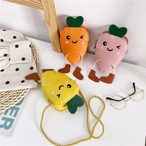Vue détaillée de trois petits sacs en forme de carotte pour filles en couleurs vives