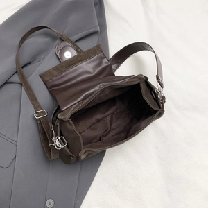 Sac messager en cuir mat marron foncé avec rabat et bandoulière réglable
