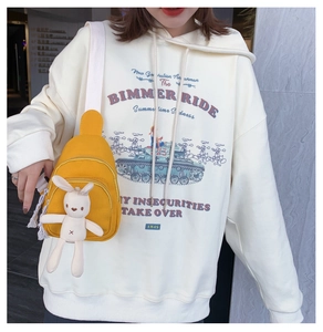 Sac bandoulière en toile jaune avec peluche de lapin et large sangle blanche