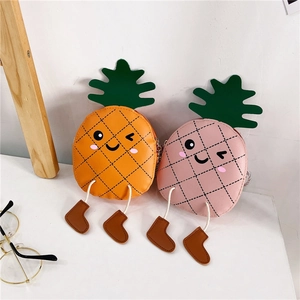 Détails du mini sac ananas pour enfant montrant la texture en cuir PU et le design cartoon