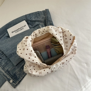 Beige Cord-Einkaufstasche mit braunen Herzmustern und großem Stauraum für den Alltag