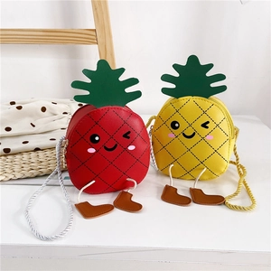 Détail de sacs à bandoulière ananas pour enfants avec visages de dessins animés
