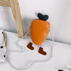 Détail du sac bandoulière enfant en forme de carotte orange avec feuilles et petites bottes