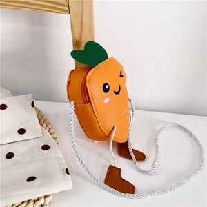 Détail du sac bandoulière carotte pour filles avec visage de dessin animé et cordelette