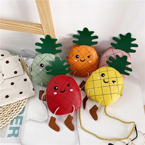 Gros plan de sacs à bandoulière ananas pour enfants en cinq couleurs pastel vives