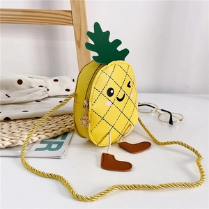 Détail du sac enfant ananas jaune avec feuilles vertes et fermeture éclair à fleur