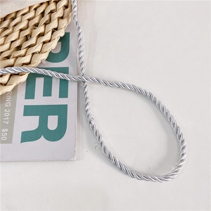 Détail d'une bandoulière en corde tressée argentée pour mini sac à bandoulière pour fille