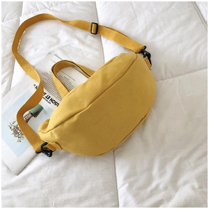 Détails du sac bandoulière en toile jaune avec sangle réglable et tissu texturé