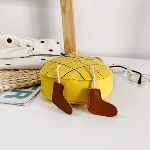 Vue détaillée du sac bandoulière enfant en forme d'ananas jaune avec de petites jambes