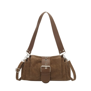 Sac bandoulière vintage en daim marron foncé avec boucle rétro et deux bandoulières