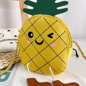 Détail du sac bandoulière ananas jaune pour filles avec un visage mignon et une feuille