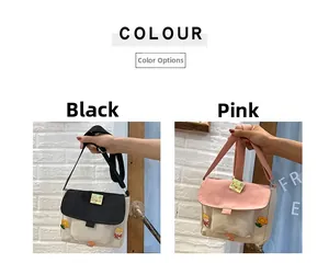 Vue détaillée des sacs bandoulière en toile rose et noir avec écussons de dessin animé