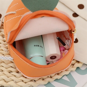 Détail du mini sac carotte montrant l'espace intérieur pour petits accessoires de fille