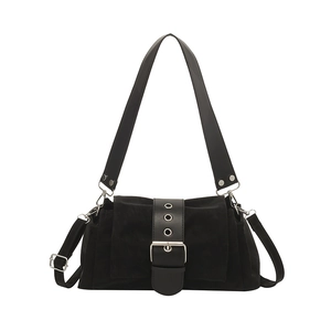 Retro Schultertasche aus schwarzem Wildlederimitat mit Metallschnalle und Ösenriemen