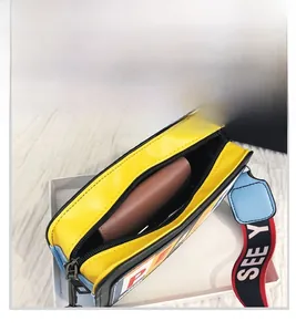 Vue détaillée de la capacité intérieure du sac bandoulière avec large sangle