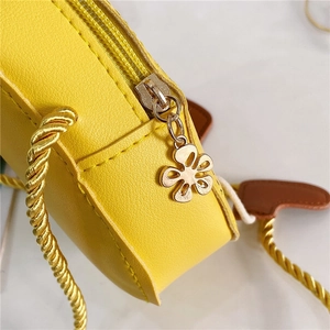 Détail du sac d'ananas jaune avec fermeture éclair fleurie dorée et bandoulière