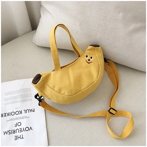 Détail d'un sac en toile banane jaune créatif avec visage souriant et sangle réglable