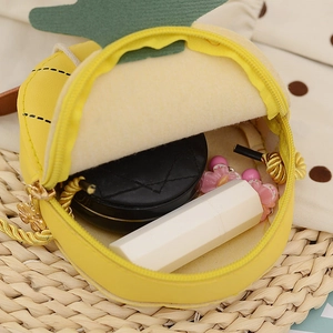 Sac bandoulière enfant en forme d'ananas ouvert avec accessoires et maquillage