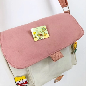 Sac bandoulière en toile style japonais beige et rose avec des badges mignons