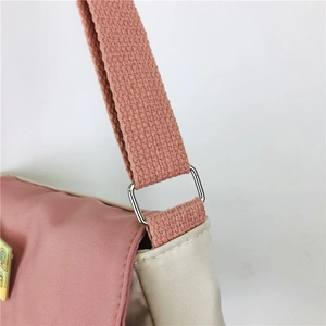 Sac bandoulière japonais kawaii en nylon rose et beige avec sangle souple