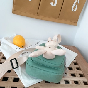 Sac bandoulière en toile verte avec lapin en peluche mignon et sangle réglable sur bois