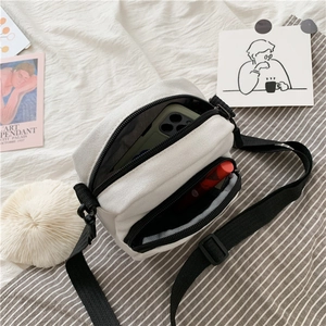 Vue intérieure d'un mini sac en toile montrant l'espace pour téléphone et rouge à lèvres