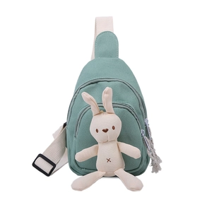 Sac de poitrine en toile verte avec poupée lapin en peluche et sangle ajustable