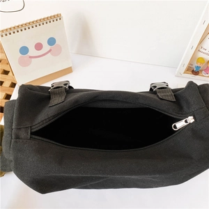 Grande borsa a tracolla in tela nera con zip in metallo e cinghie con fibbia