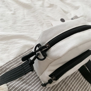 Sac bandoulière japonais en toile blanche avec sangle noire et fermeture éclair