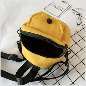 Vue de dessus d'un sac à bandoulière en toile jaune vif avec fermeture éclair et poche avant