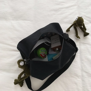 Borsa a tracolla capiente in tela nera con tracolla larga e spazio per oggetti quotidiani