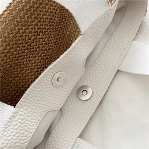 Detailansicht der Strohtasche mit weißer Lychee-Textur und praktischem Magnetverschluss