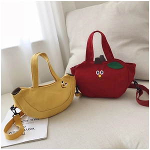 Détails de sacs bandoulière en toile en forme de banane et pomme avec broderie mignonne