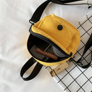 Mini sac bandoulière en toile jaune vif montrant l'espace pour téléphone et rouge à lèvres