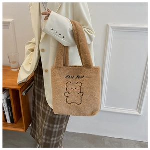 Détail du sac cabas en peluche marron douce avec broderie ours minimaliste